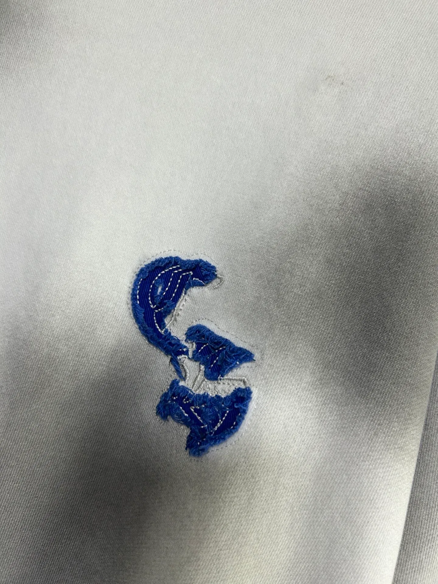 P310 𝗖𝗵𝗿𝗼𝗺𝗲 𝗛𝗲𝗮𝗿𝘁𝘀/Cro Heart 2025 Cross Patch Embroidery Summer New Original Single Counter American Acid Washed Distressed Laser Burnt Patch Embroidery Couple Casual Hooded Sweatshirt 👑The highest version! Customized fabric 440g tripe terry fabric! American acid-washed and distressed original fabric laser burnt ✟appliqué embroidery and exquisite embroidery of letters! The best-selling model at the counter. It is very comfortable to wear. It is low-key yet luxurious. It is very classy when worn. The large size and tailoring are needless to say. The upper body is exquisite and vivid. 👍High-end first-class materials. A truly palace-level product. The cotton from Turkey is of outstanding quality. After heavy washing, the clothes are very soft! Not picky, the upper body is absolutely stylish and extremely luxurious. Auxiliary materials: The original model has been authenticated and labeled ➕100% silk washed with water label. Genuine purchase-grade original hangtag➕matching hanging rope➕3D hanging beads➕original packaging bag. Craftsmanship: The original version has consistent wiring! The highest version of the armhole matching technique! Countless times of pattern making to 100% restore the original appearance! The correct version is the same for men and women, super eye-catching, super good-looking, and super atmospheric! Color: White Black Royal Blue Size, XS S M L